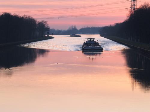 Bow wave boat
