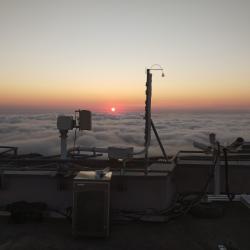 Dak meetstation boven het wolkendek tijdens zonsondergang